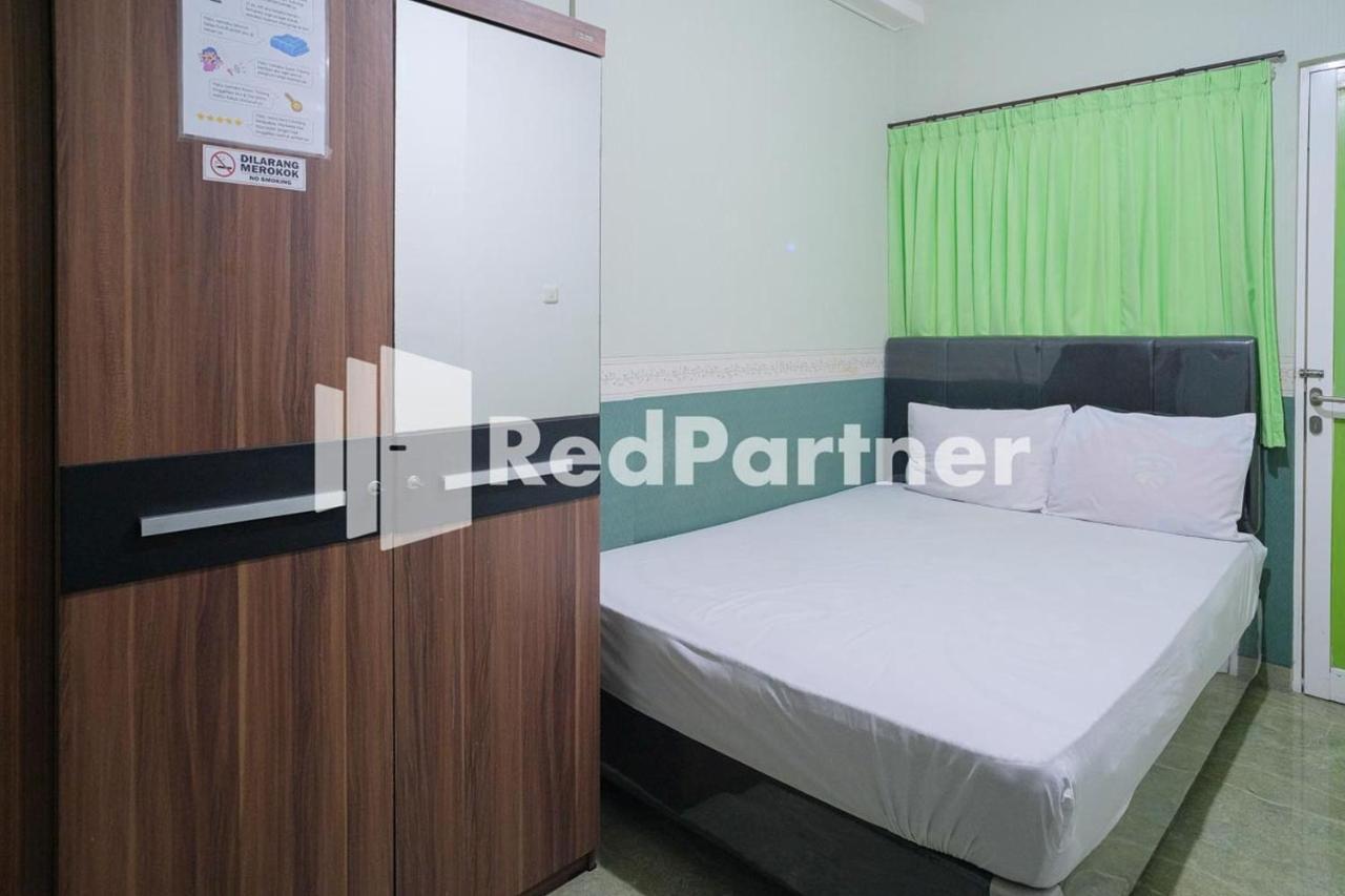 Pondok Hijau Syariah Mitra Reddoorz At Citraland Сурабая Экстерьер фото